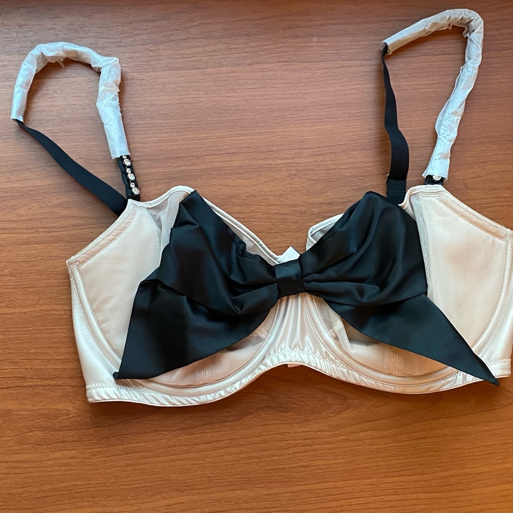 NWT VICTORIA SECRET DREAM ANGELS
Wicked Unlined Balconette Bra
Push Up